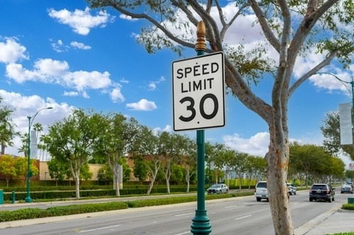 A speed limit sign in a neighborhood.